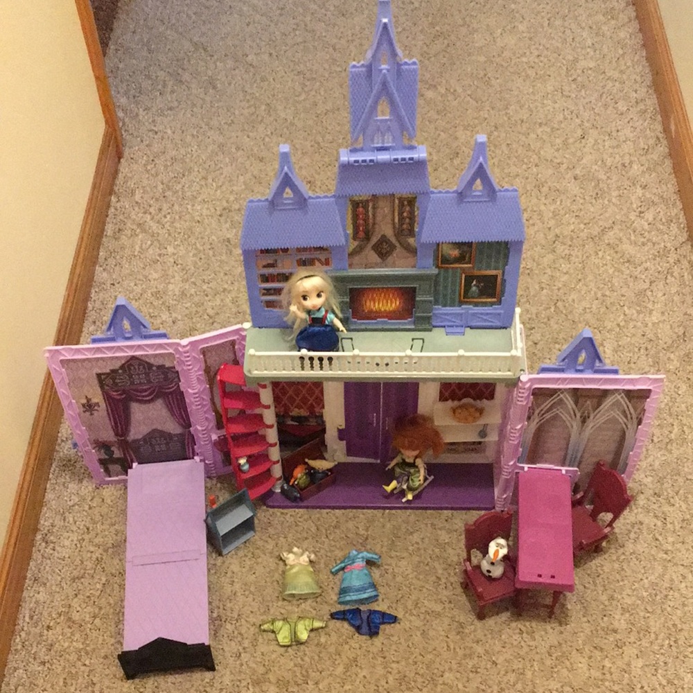Disney Frozen travel castle